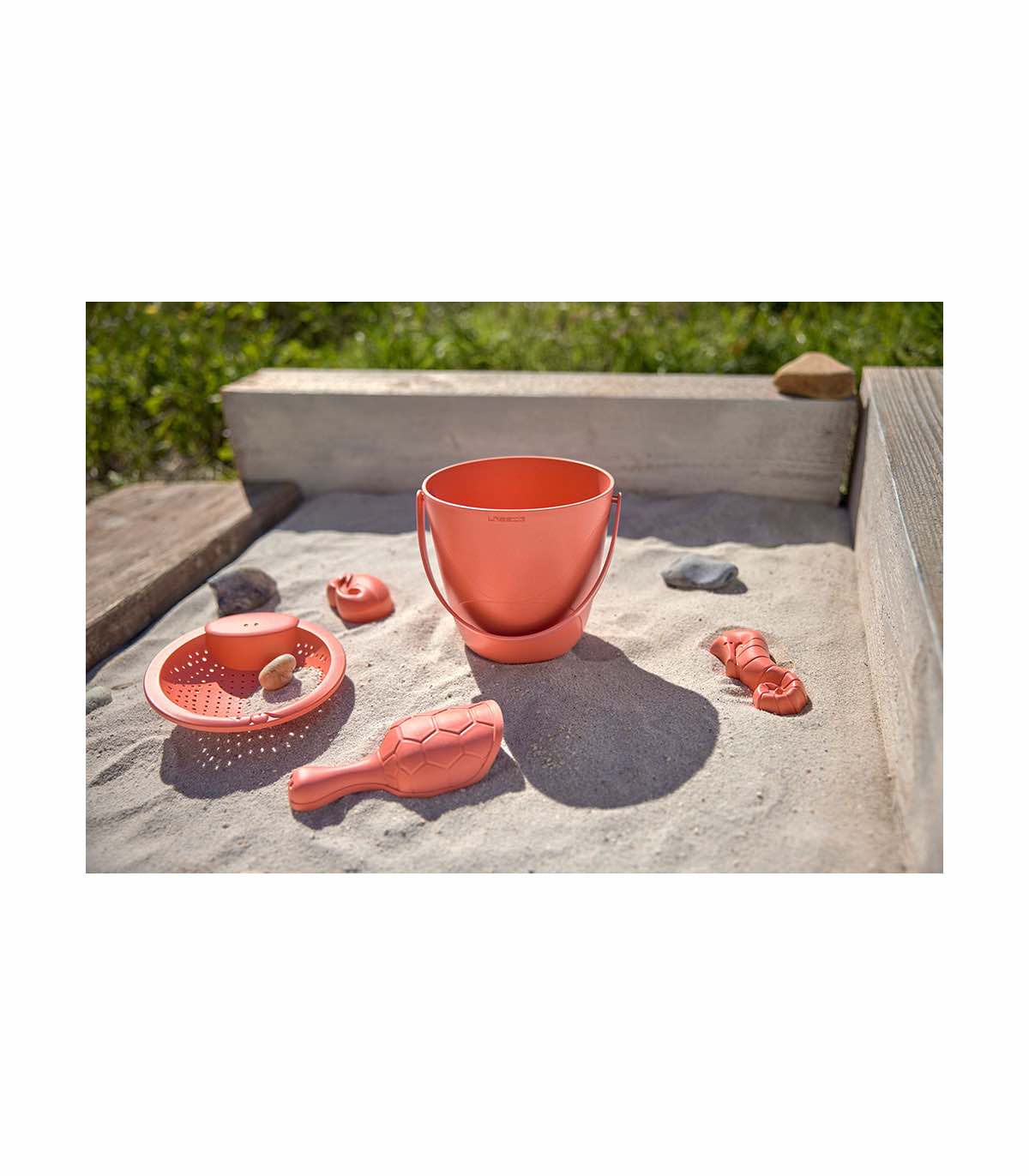 Cubo de playa con accesorios de Lassig
